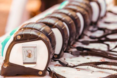 Ölçümler. Mezuralar sıralaması. Üç seçenek belirle, fikirler, varsayımlar, uzman, profesyonel. Bir pencere mezurasının çerçeve boyutu ölçümü. Yakın plan. 