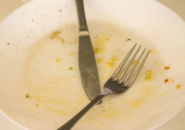 Çatal bıçak. Tabakta çatal var. Yemekten sonra kirli bulaşıklar. Yemeğin sonu.