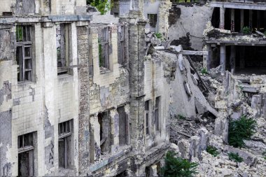 Harabeler. Eski terk edilmiş binalar. Kavram reddi, bozulma. Yok edilmiş şehir manzarası. Apokaliptik Şehir Manzarası