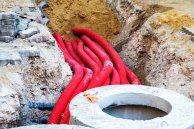 Borular ve kablolar. Şehir Sahnesi. Şehirdeki iletişimin tamiri. Somut..