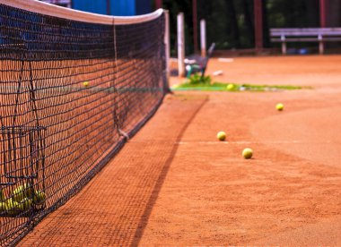 Tenis kortu. Sahada büyük tenis oynamak için şebeke. Ağ. Toprak sahası, tenis topları