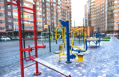 Eğitim aletleri. Bedava sokak sporu için ekipman. Spor, spor, sokak sporu. Açık hava sporları.