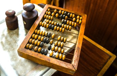 Eski ahşap çizgiler. Abaküs 'e el at. Abaküs açık ve kahverengi arkaplanda. Tasarruf kavramı, artıyor. Muhasebe ve Bütçe Konsepti. retro hesap makinesi