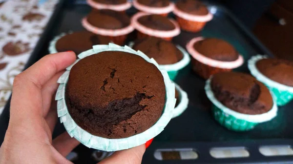 Muffin Der Hand Leckerer Kuchen Konzept Kuchen Köstlich Hausgemacht Ansicht — Stockfoto