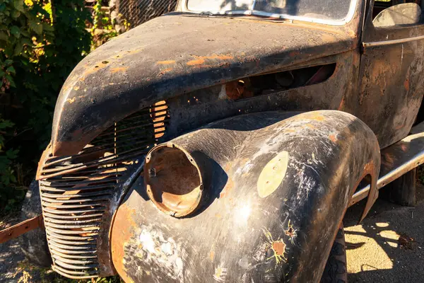 빈티지 자동차 오래된 버려진 자동차 오토바이 — 스톡 사진