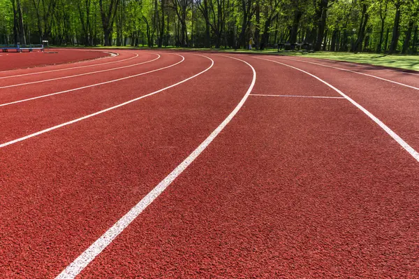 Stadyumdaki kırmızı koşu bantları. Koşu parkuru. Spor sahasında kırmızı pistler. Stadyum.