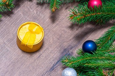 Noel hediyesi. Noel kutusu. Spruce dalları. Hediye, sürpriz. Yakın plan.