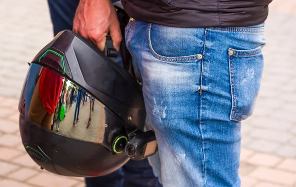 Pria Itu Memegang Helm Motor Tangan Foto Seorang Pria Pengendara — Stok Foto