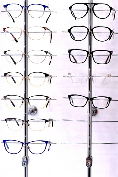 Brillenreihe Viele Farbige Brillen Viele Verschiedene Gläser Regalen Brillenlager Das — Stockfoto