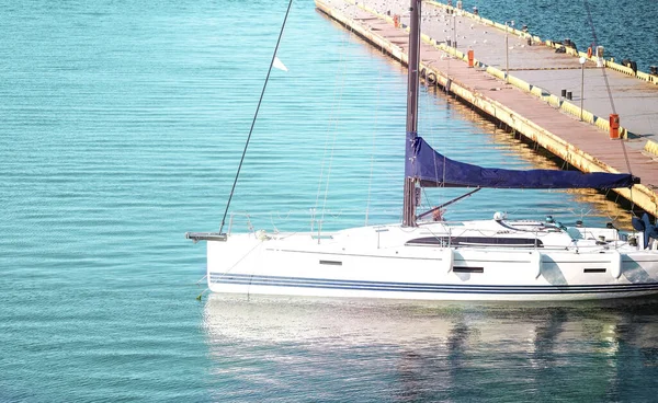 Jacht Zacumowany Molo Słoneczny Dzień Błękitnym Niebie Letni Odpoczynek Rejs — Zdjęcie stockowe