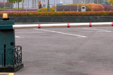 Bariyer. Park yeri girişi, kapalı bariyer. Kavram kapatıldı
