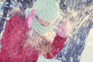 Bulanık fotoğraf. Ormanın arka planında kar yağışı var. Karların altında bir çocuk. Kötü hava konsepti, şiddetli kar yağışı, kötüleşen hava. Kar fırtınası, kar fırtınası, rüzgar