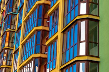 Modern apartman dış görünüşü. Modern bir binanın cephesi. Aile evi. Gökdelen. Yeni Avrupa konut kompleksi.