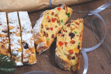 Stollen, bir parça Noel pastası. Yılbaşı pastası. Ladin dalı. Ev yapımı konsept. yakın plan                     