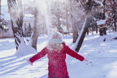  Kız kar yağdırıyor. Yeni yıl ve Noel sahnesi. Kışın çocuk. Kış tatili konsepti. Bulanık fotoğraf