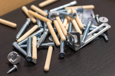  Vidaları, montajları, vidaları, pervaneleri, mobilyaları ayarlayın. yakın plan