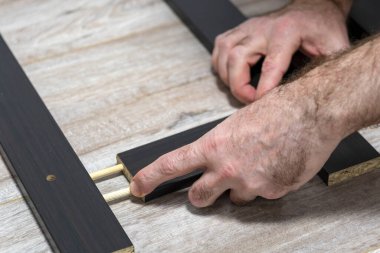 Eller ve ahşap yapılar. Mobilya parçalarını birleştirmek. Tahta tesisat kurulumu. Mobilya montajı. Yakın plan..