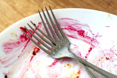 Çatal bıçak. Bir tabakta iki çatal. Yemekten sonra kirli bulaşıklar. Yemeğin sonu.