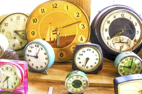 Antiguo Soporte Despertadores Retro Vintage Grupo Relojes Alarma Concepto Tiempo —  Fotos de Stock