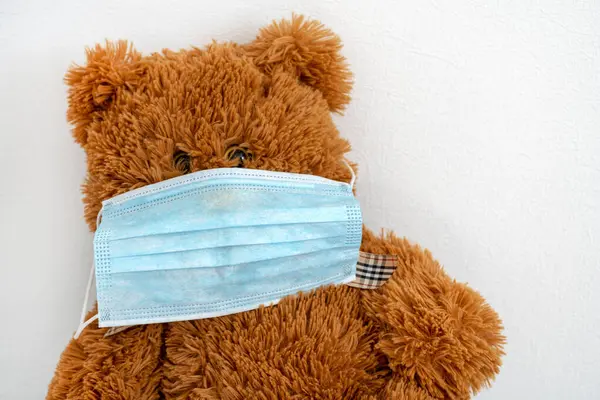 泰迪戴着防护面具 在隔离状态下照顾亲人的概念 概念病毒保护 预防流行病 — 图库照片
