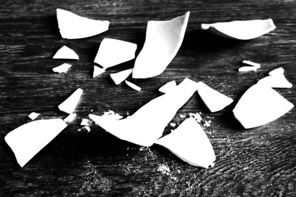 Θραύσματα Και Θραύσματα Των Σπασμένων Λευκών Σκευών Σπασμένο Πιάτο Γυαλί — Φωτογραφία Αρχείου
