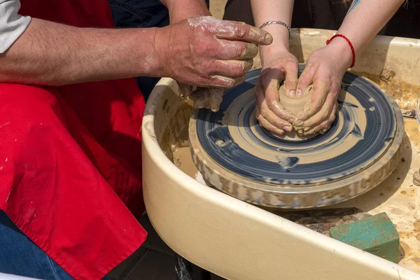 Mãos Potter Fecham Homem Faz Artigo Cerâmico Barro Artesanato Nacional — Fotografia de Stock