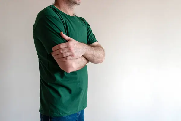 Man Kleedt Zich Een Shirt Aan Man Met Shirt Jeans — Stockfoto