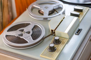 Bobbin kayıt cihazı. Reel Bobbin. Stok, soyun. Eski film makarası, bobbin, karanlığa karşı makara. Kapat.. 