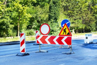 Yol işaretleri ve trafik ışığı. Yol çalışması, otoyoldaki trafik işaretleri. Yoldaki bir engelle ilgili uyarı. Trafik İşareti Trafik Işığı