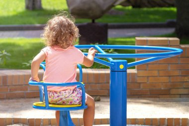 Oyun parkındaki neşeli kız. Mutlu bir çocuk eğleniyor. Bir gencin portresi.