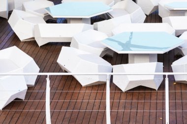 Sokak kafesi, masalar ve sokaktaki tabureler. Restoran, kafeterya. Üst Manzara. Boş, insan yok.