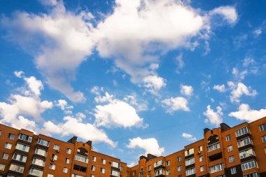 Konut binaları, Bina Kuleleri. Konut binalarının yeni mimari kompleksi. Yeni modern dış bina kompleksi. Konut inşaatı konsepti, mülk. Bir apartmanın köşesi..
