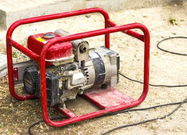 Benzin Taşınabilir Jeneratörü. Kesintisiz ve özerk güç kaynağının kavramı.   