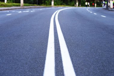 Beyaz şeritli asfalt yol. Beyaz işaretli otoban. Bir şeye başlamak için uzun bir yol.