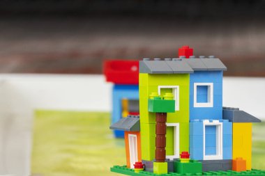 - Ev. Bina, yapı, inşaat, kumaş. Evin sembolü. Binanın inşaatı. Konut inşaatı kavramı.