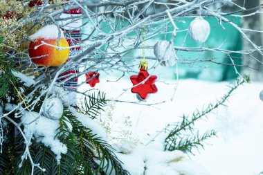 Bulanık fotoğraf. Güzel bir kış geçmişi var. Süslü ve süslü yeni yıl arkaplanı. Kış Noel sahnesi. 