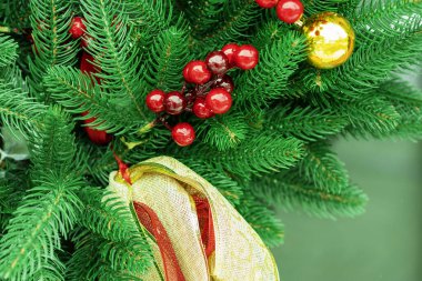 Güzel bir kış geçmişi var. Süslü ve süslü yeni yıl arkaplanı. Kış Noel sahnesi. Köknar dallarında kırmızı toplar, kış karlı zemin. dizayn için şablon.