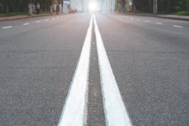 İki beyaz şeritli asfalt yol. Beyaz işaretli otoban. Şafak, gün batımı yolun sonunda. Bir şeye başlamak için uzun bir yol.