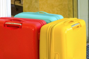  Yolculuk için bavullar. Renkli çantalar. Konsept hareket, seyahat, seyahat, uçuş. Yaz tatili kavramı, tatiller. Seyahat için bavul seçiyorum..