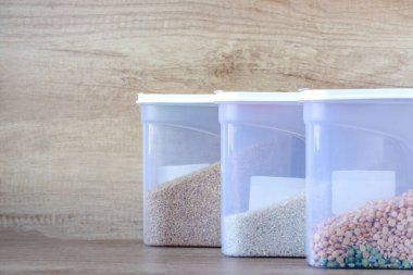  Farklı türde mısır gevreği kutuları. Millet homurdanıyor. Mısır gevreğiyle plastik kaplar. Vejetaryen yemeği. .