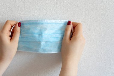 Koruyucu maske ellerde. Kirliliğe, virüse, gribe ve koronavirüse karşı yüz maskesi koruması. Sağlık ve cerrahi konsept. Boşluğu kopyala