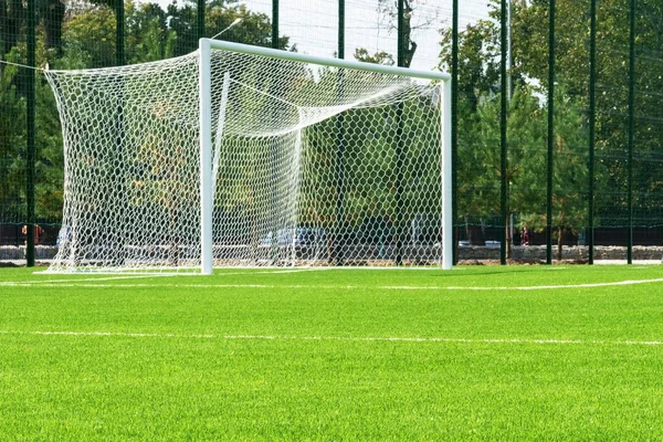 Futbol kapıları. Stadyumdaki futbol golü. Yapay çimenli futbol sahası. Futbolun diğer partisini düşün. Stadyumda.