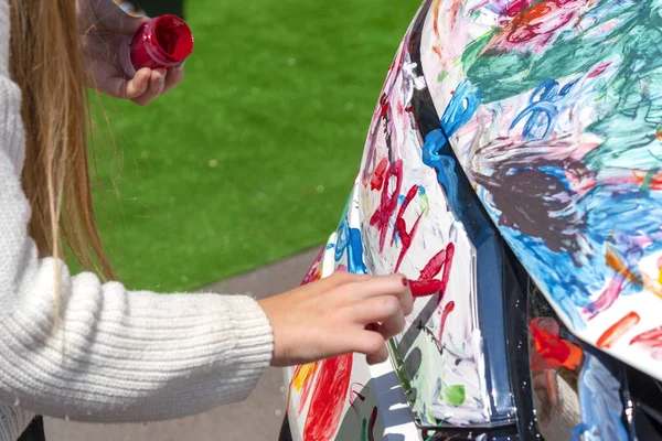 draw on a car. finger painting. outlined car. painted car.