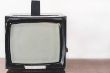 İlk klasik küçük televizyon. Eski televizyon. Klasik televizyon alıcısı