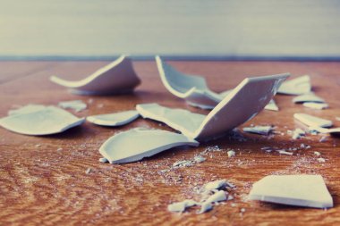 Kırık beyaz kapların kıymıkları ve parçaları. Kırık tabak, cam. Parçalanmış tabak parçaları. Yakın plan, kenar görünüm