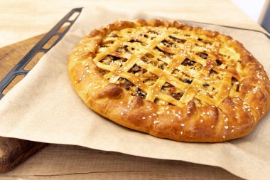 Fırın tepsisinde turta, parşömen. Ev yapımı turta, ev yapımı pişirme konsepti.