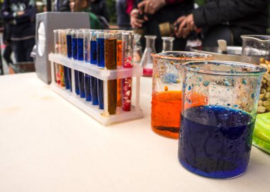 Farklı renklerde sıvı içeren test tüpleri ve mataralar. Araştırmaların ve bilimsel deneyimlerin sonuçları, Bilim.  