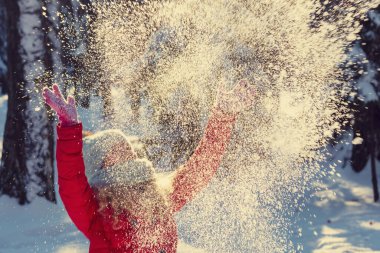  Kız kar yağdırıyor. Yeni yıl ve Noel sahnesi. Kışın çocuk. Kış tatili konsepti. Bulanık fotoğraf