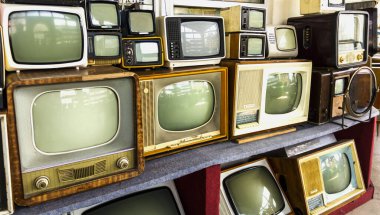 Eski televizyonların sıraları. İlk televizyonlar tüp tipi. 