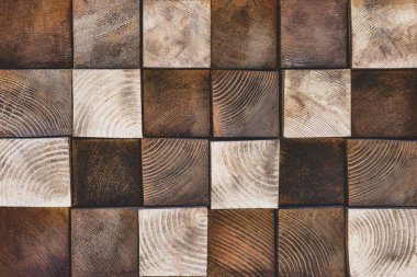 Farklı renk ve tonları olan kare desenli ahşap parmaklıklar. Bir ağacın satranç arkaplanı. Tahta küp duvar kağıdı, kabuk dokusu, koyu ve açık kahverengi